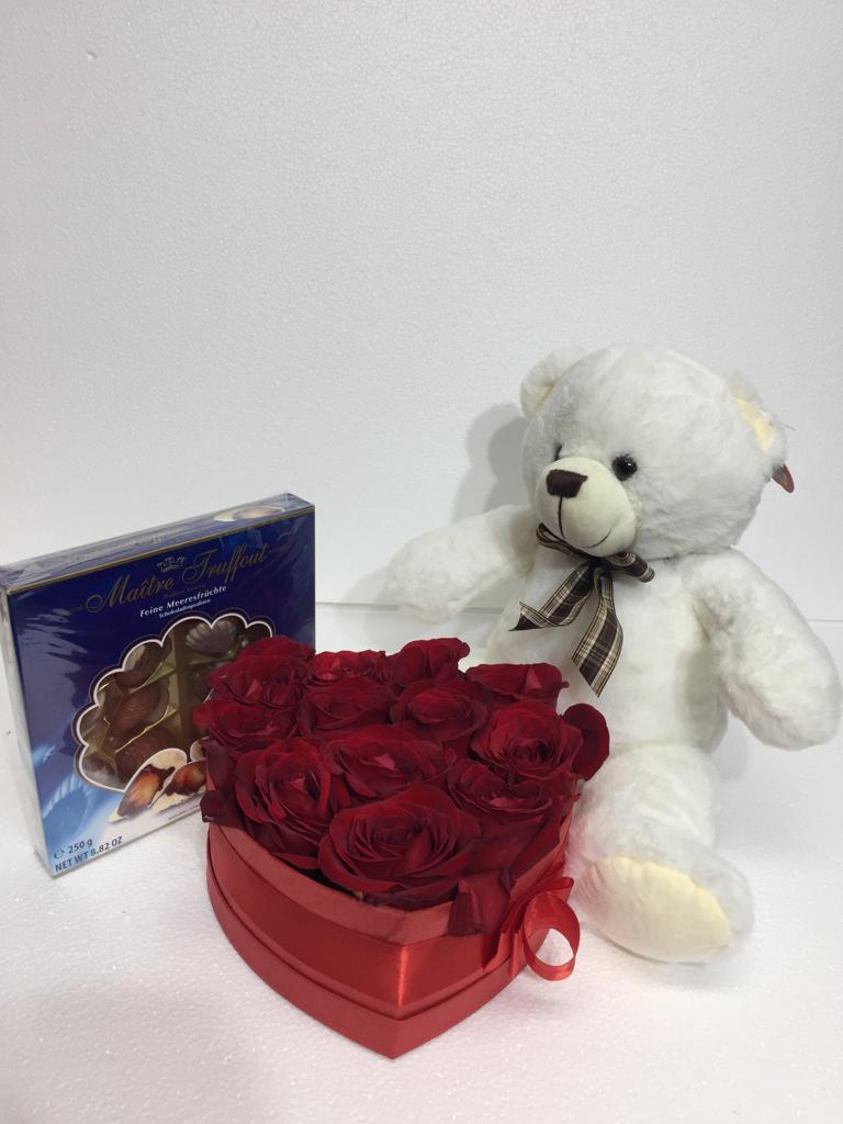  Caja corazn con 12 Rosas ms Bombones de 250 Grs y Peluche de 30 cm
